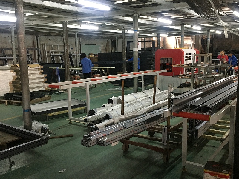 什么？你家的鋁合金門窗只要300元/平？年輕人，耗子喂汁！